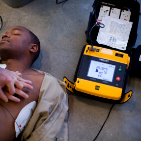 Lifepak 1000 Semi Automatic Defibrillator with ECG and Manual Override